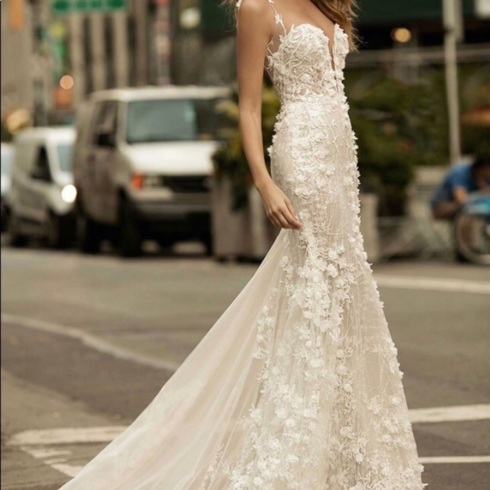 BERTA 17-114 wedding dress, Berta vail & dress bag - Picture 5 of 6